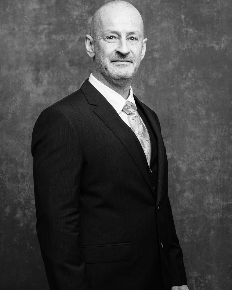 Portrait de Fabrice Hallé en costume, fondateur de FH Consulting
